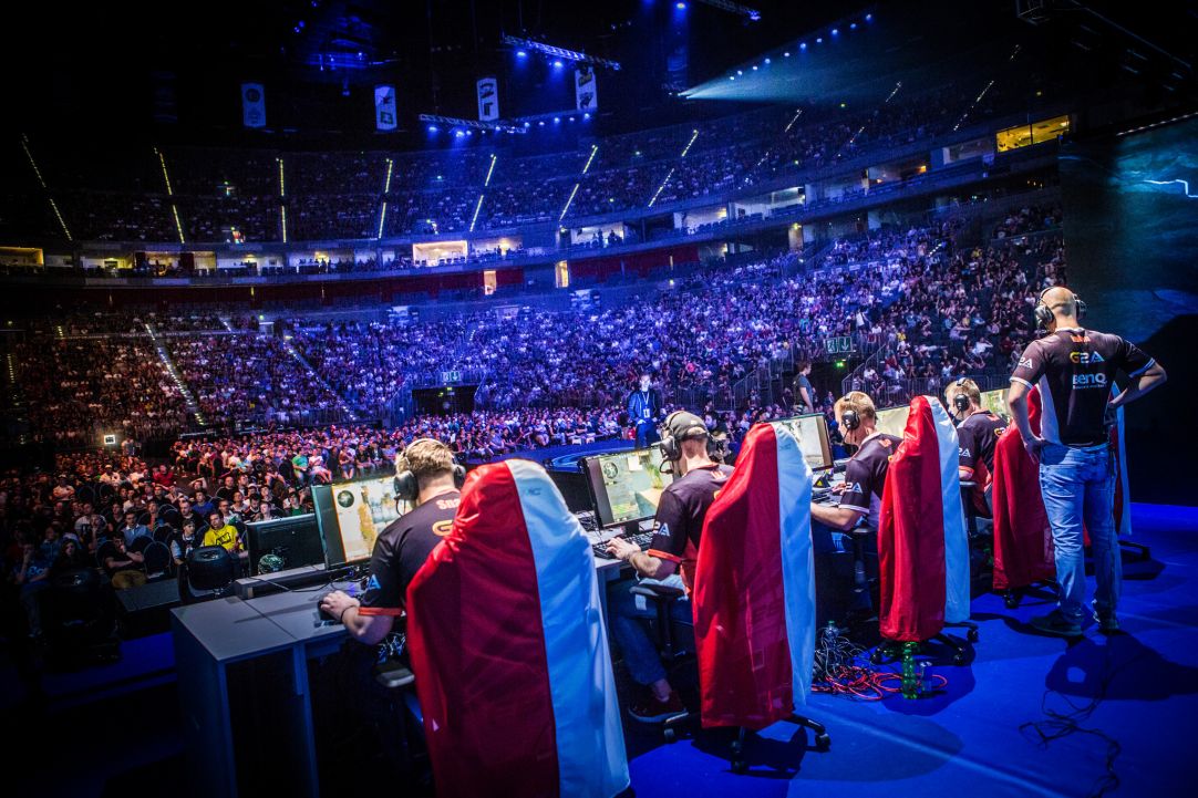 “Billones”: eSports sobrepasa la barrera de los mil millones de dólares y no tienen limites.